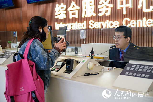 工作人员正在为旅客答疑解惑。赵丹妮摄