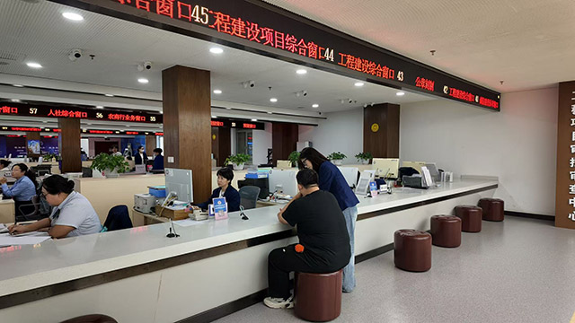 （↑针对大唐霍林河运维中心项目，工作人员靠前服务，悉心指导材料填报事项。摄影：郭喜超）