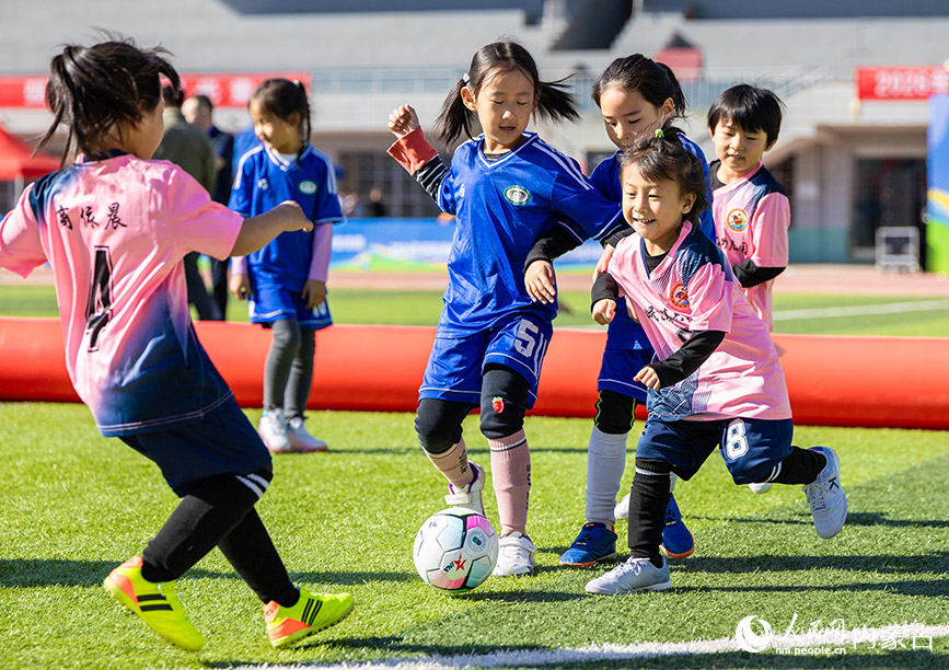 10月11日，呼和浩特市幼儿足球嘉年华暨低年龄段校园足球比赛现场，孩子们在参与趣味足球比赛。丁根厚摄