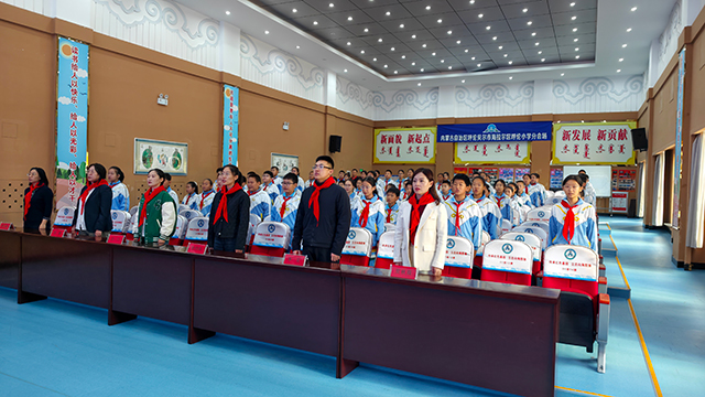 五地少先队员代表齐聚云端连线现场，参加“石榴籽一家亲”主题云队会。