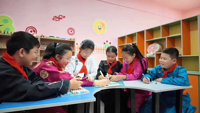 线上会场里，各族少年围坐在一起，共同交流、分享，增进彼此情谊。