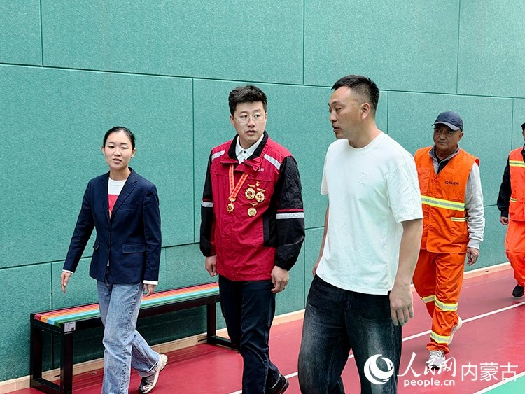 李晓望和新就业形态劳动者一同参观东胜区工人文化宫。人民网记者 孟佳澍摄
