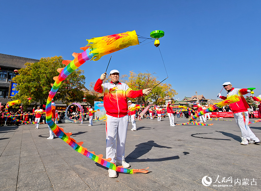 呼和浩特市玉泉區“我們的節日·重陽”主題活動現場，老年健身愛好者在表演抖空竹。丁根厚攝
