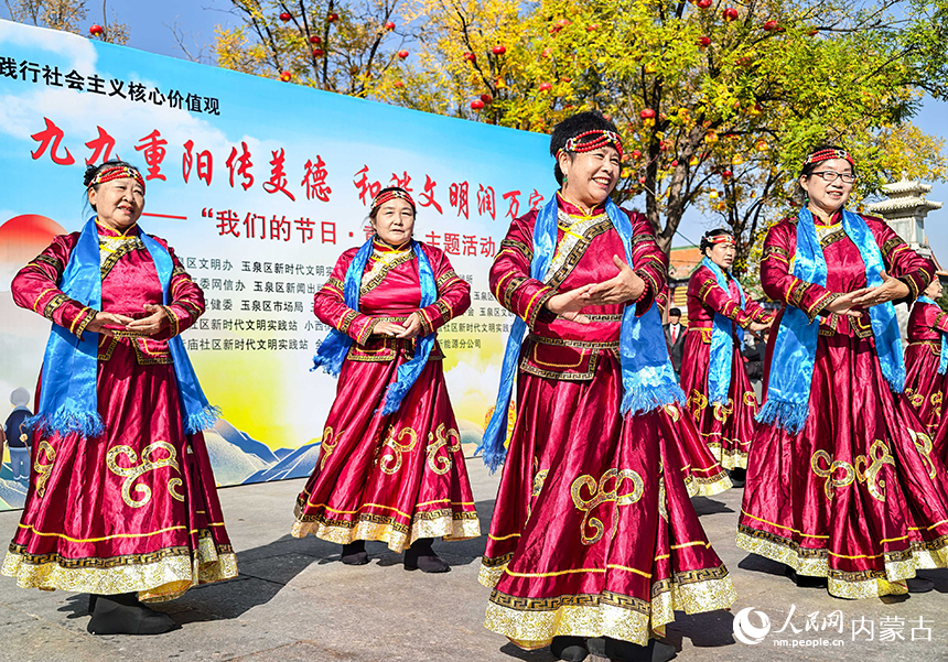 呼和浩特市玉泉區“我們的節日·重陽”主題活動現場，老年健身愛好者在表演舞蹈。丁根厚攝