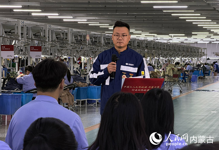 呼永刚与职工一起交流。人民网记者 孟佳澍摄