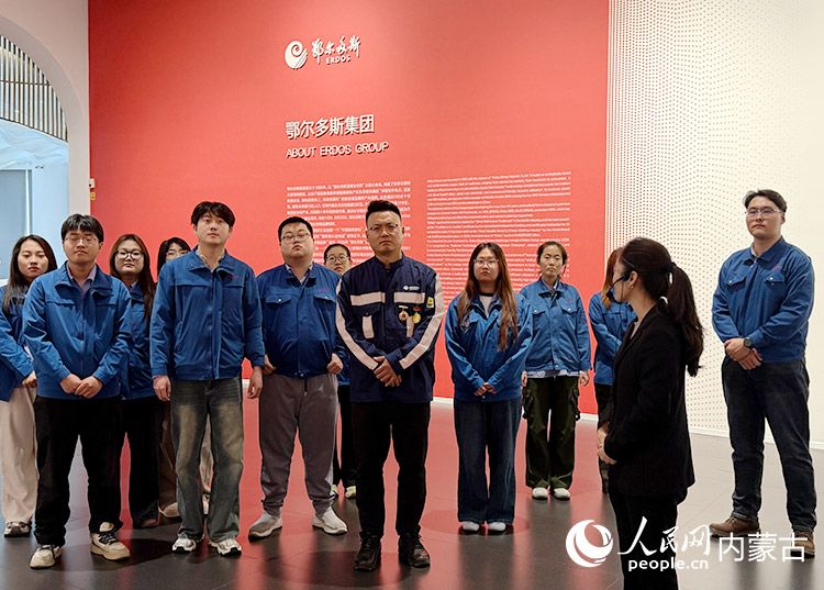 呼永刚和现场职工参观鄂尔多斯集团展览馆。人民网记者 孟佳澍摄