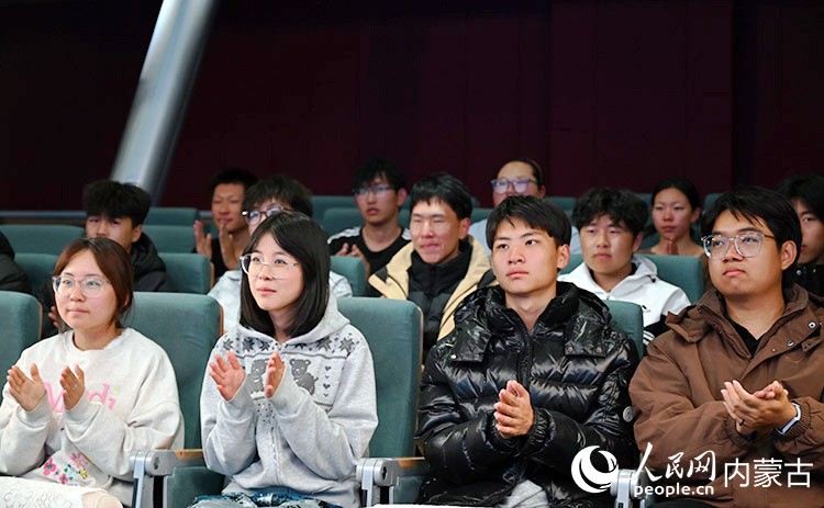 现场学生认真听讲。人民网记者 寇雅楠摄