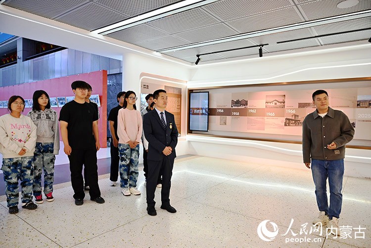 刘瑞和学生们一同来到内蒙古建筑职业技术大学校史馆进行参观。人民网记者 寇雅楠摄