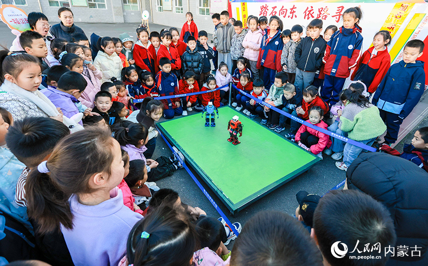 呼和浩特市玉泉區石東路小學校園科學節活動現場，學生在觀看機器人跳舞，感受人工智能魅力。丁根厚攝