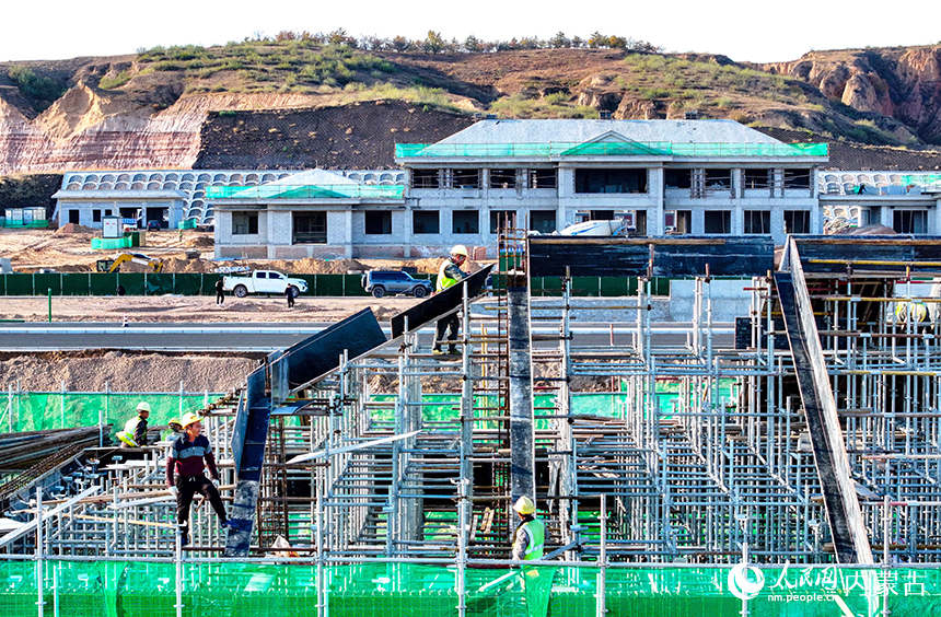 在纳日松至长滩（龙口）高速公路建设现场，建设工人进行服务区施工。王正摄