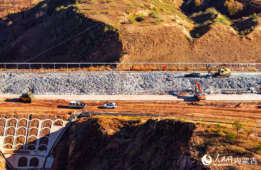 在纳日松至长滩（龙口）高速公路建设现场，建设工人进行施工作业。王正摄