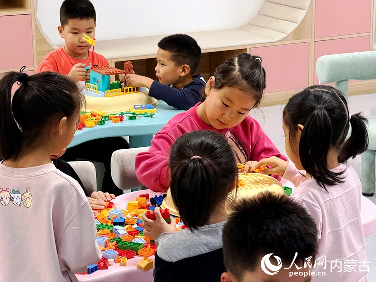 孩子們在滿世尚都C區鄰裡中心內的兒童游樂區玩耍嬉戲。人民網記者 孟佳澍攝