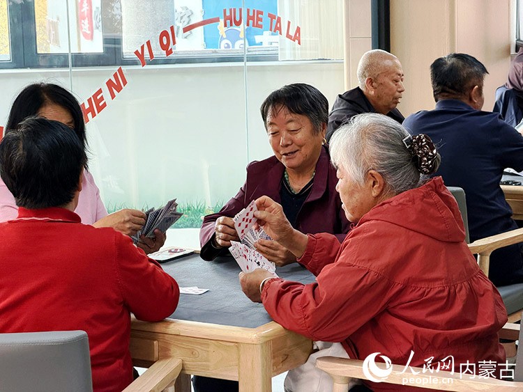 老人們在滿世尚都C區鄰裡中心打牌娛樂。人民網記者 孟佳澍攝