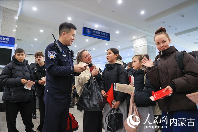 满洲里边检站设置台外多语引导专岗为通关旅客解惑。安吉拉摄