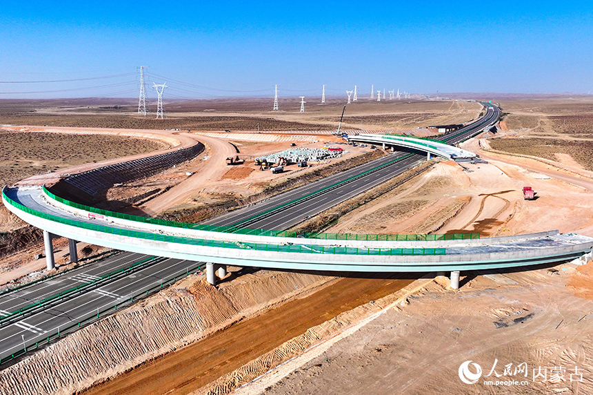 烏石高速公路互通立交橋景色。王正攝