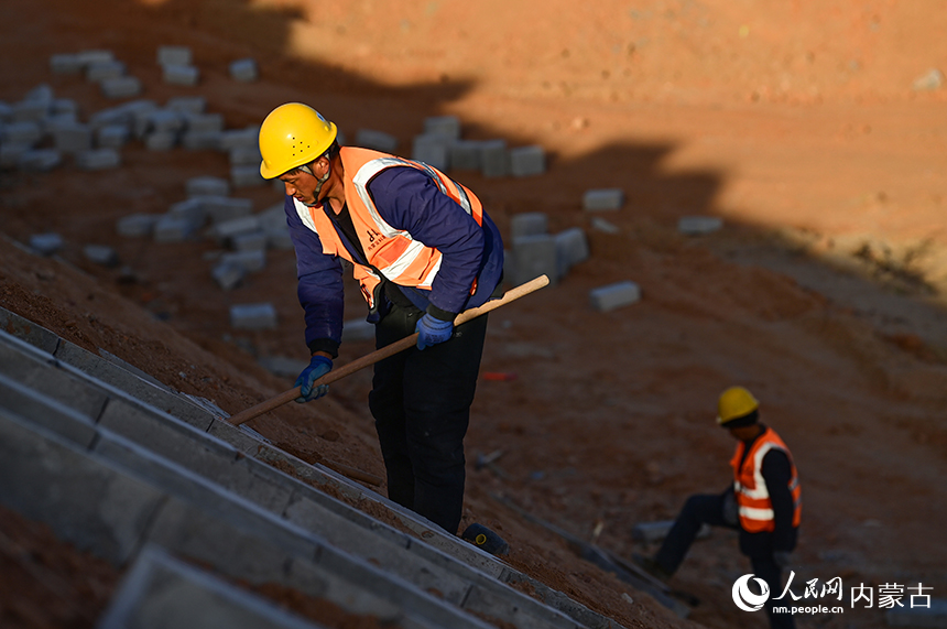 建設工人在烏石高速公路路基建設現場作業。王正攝