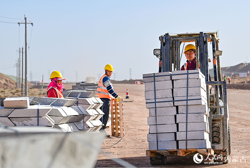 建設工人在烏石高速公路路基建設現場作業。王正攝