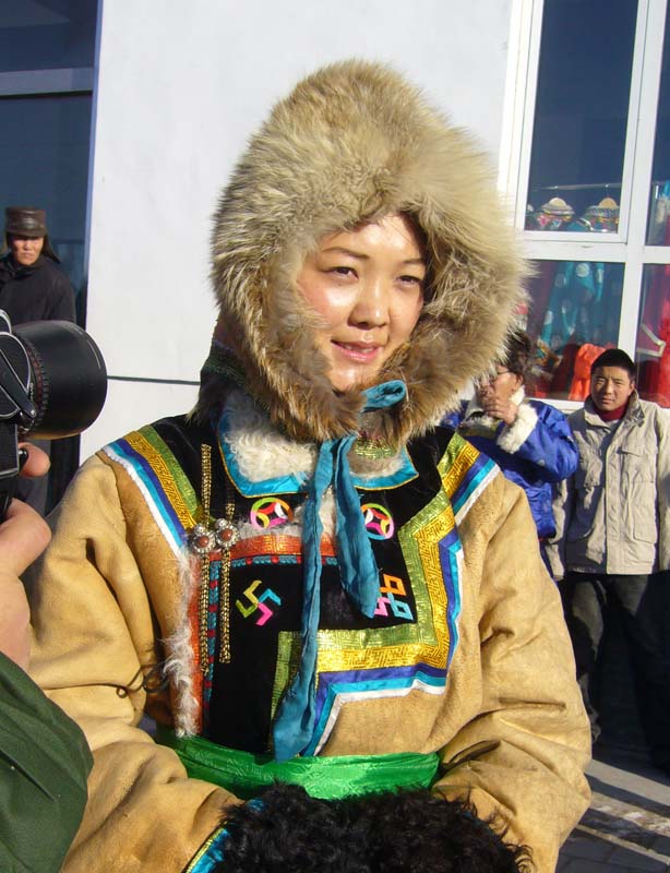 当日,在内蒙古锡林郭勒盟东乌珠穆沁旗举办的蒙古族冬季服装服饰节