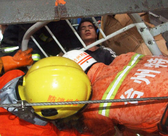 浙江台州椒江二桥大龙门吊发生坍塌 11人受伤