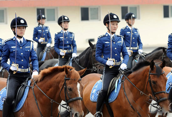 大连女骑警:横刀立马展英姿-内蒙古频道-人民网