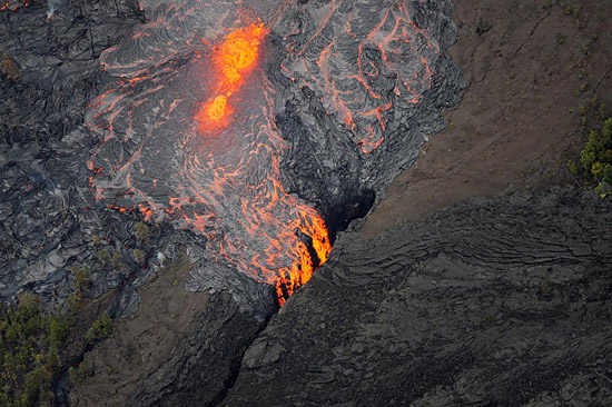 夏威夷火山口崩裂 岩浆喷射到20米高空