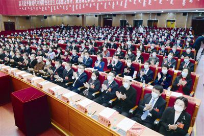 　在圆满完成大会各项议程后，政协通辽市第六届委员会第一次会议在市行政中心礼堂闭幕。记者 张启民 摄