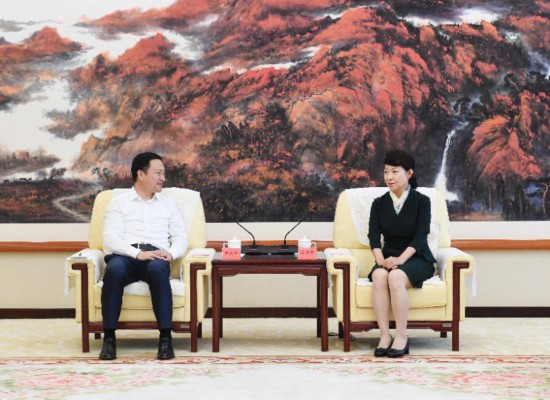 7月11日下午，王莉霞在呼和浩特会见中林集团党委书记、董事长余红辉一行。记者韩卿立摄