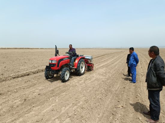 农机生产服务队正在进行深翻土地作业。