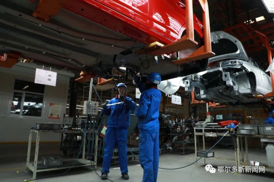 鄂尔多斯装备制造园区奇瑞汽车项目总装车间，生产线上正在忙碌的工人。刘冬摄