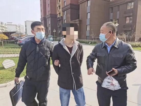 专案组民警在河北省将犯罪嫌疑人李某某（中）抓获归案。（受访单位供图）