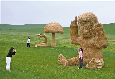 稻草玩偶成为游客热衷的打卡地之一。