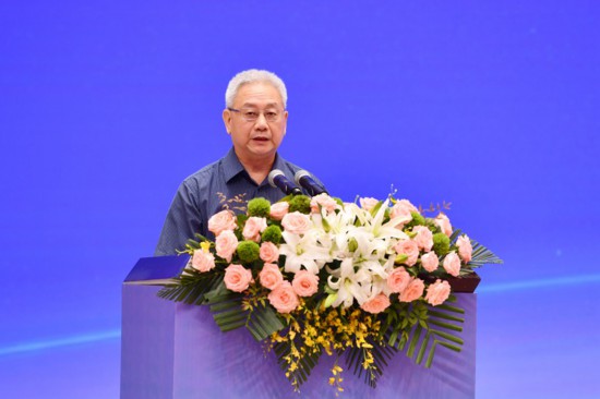 中国优质农产品开发服务协会副会长王震致辞，宣布协会预制菜分会成立。邹乐摄