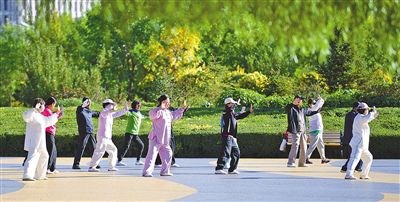 市民在草原丝绸之路文化公园打太极拳。