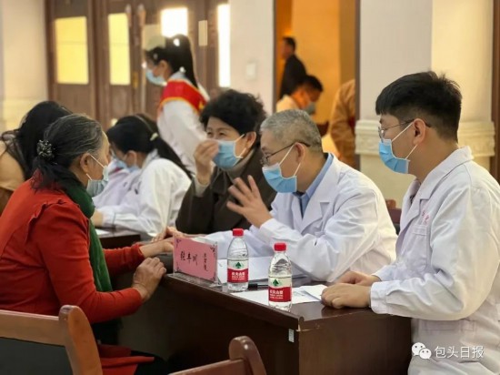 北京中医药大学专家张丰川在市蒙医中医医院举办的公益活动中为患者答疑解惑