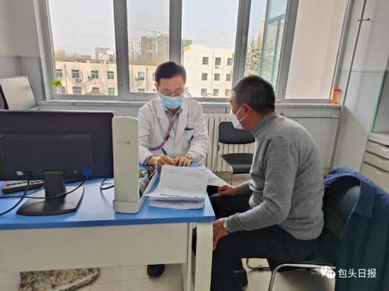 北京大学人民医院心内科专家刘元生在内蒙古包钢医院出诊。贾慧珍摄