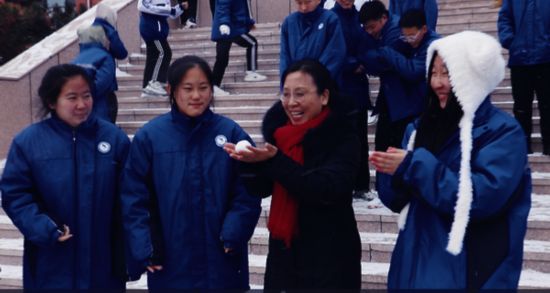 王晉珠與同學們在賞雪