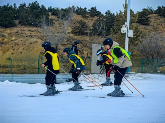青少年在冬令营体验滑雪运动。鄂尔多斯市教体局供图