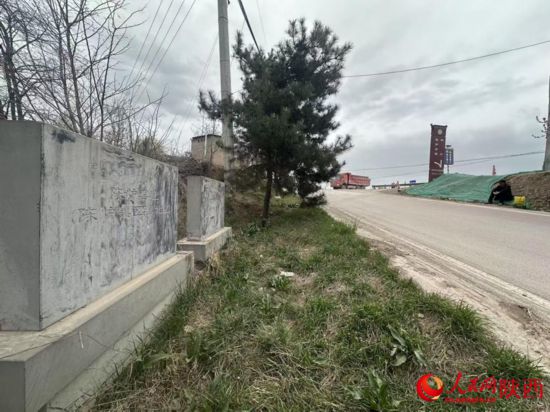 文保碑附近，不时有重型卡车驶出（摄于4月11日）。