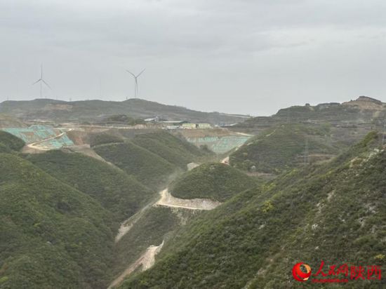 远眺润鑫新材料厂区及周边，部分土层近乎完全裸露。（摄于4月11日）。