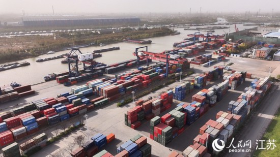 2024年,淮安港以突破57萬標箱的內河集裝箱吞吐量,連續16年位列江蘇省內河港口第一名。人民網記者 余樂攝