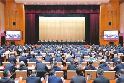 自治区传达贯彻全国两会精神干部大会在呼召开